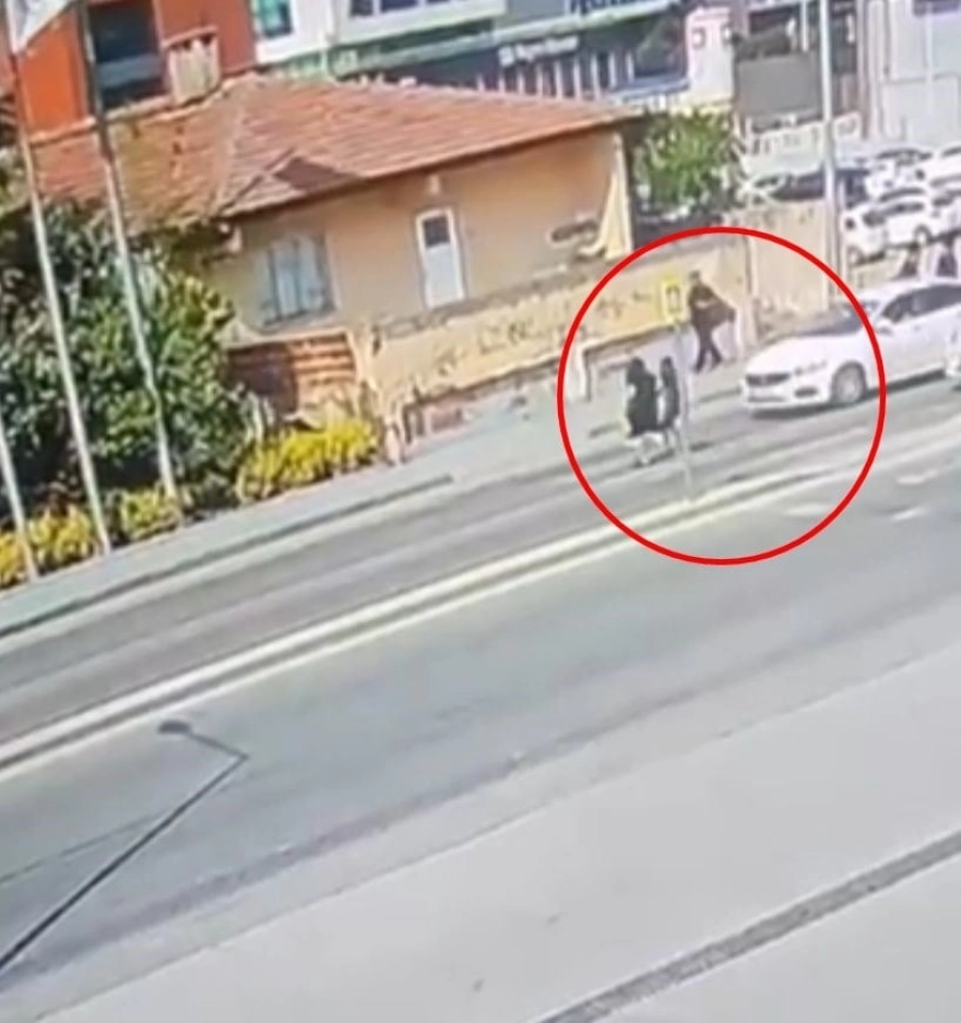 Kaza sonrası küçük çocuk annesinin yardımına koştu, anlar izleyenleri derinden etkiledi