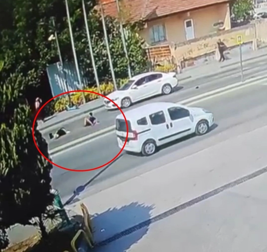 Kaza sonrası küçük çocuk annesinin yardımına koştu, anlar izleyenleri derinden etkiledi