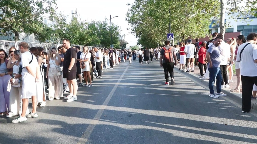 Justin Timberlake, 11 yıl aradan sonra İstanbul'da sahne aldı ve hayranları uzun kuyruklar oluşturdu