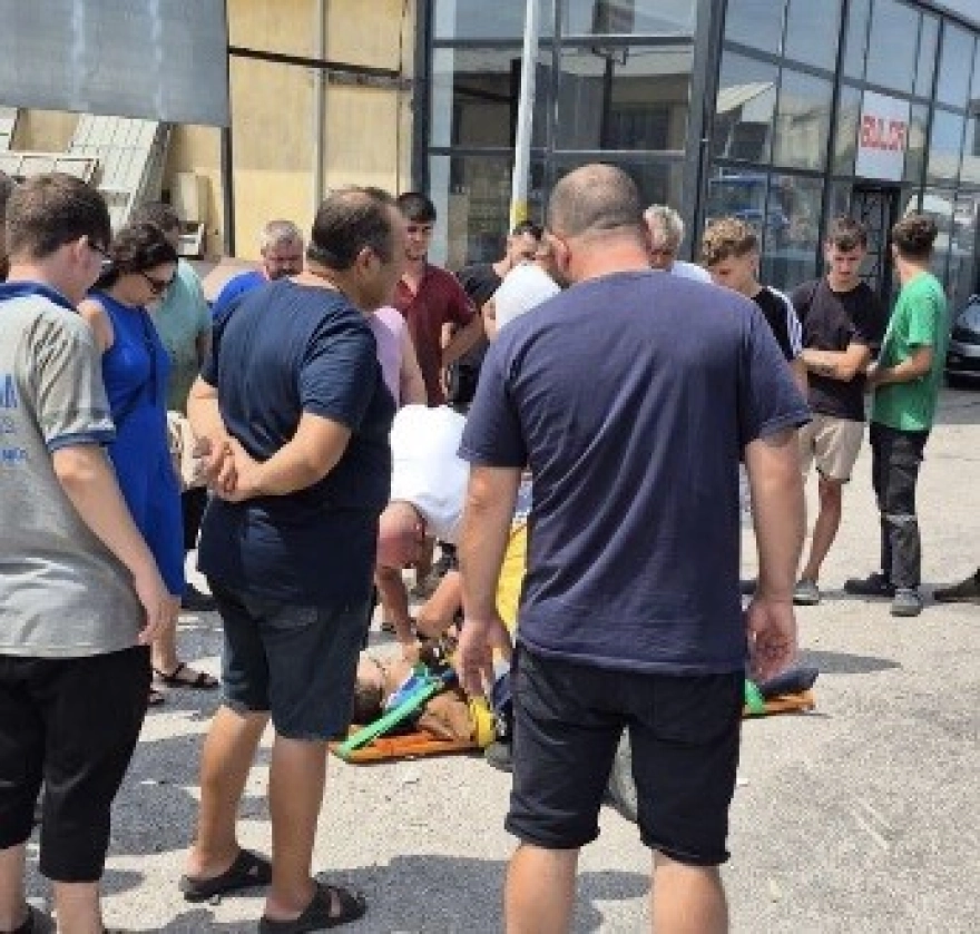 Bandırma'da otomobil ve motorlu bisiklet çarpışması sonucu iki kişi yaralandı.