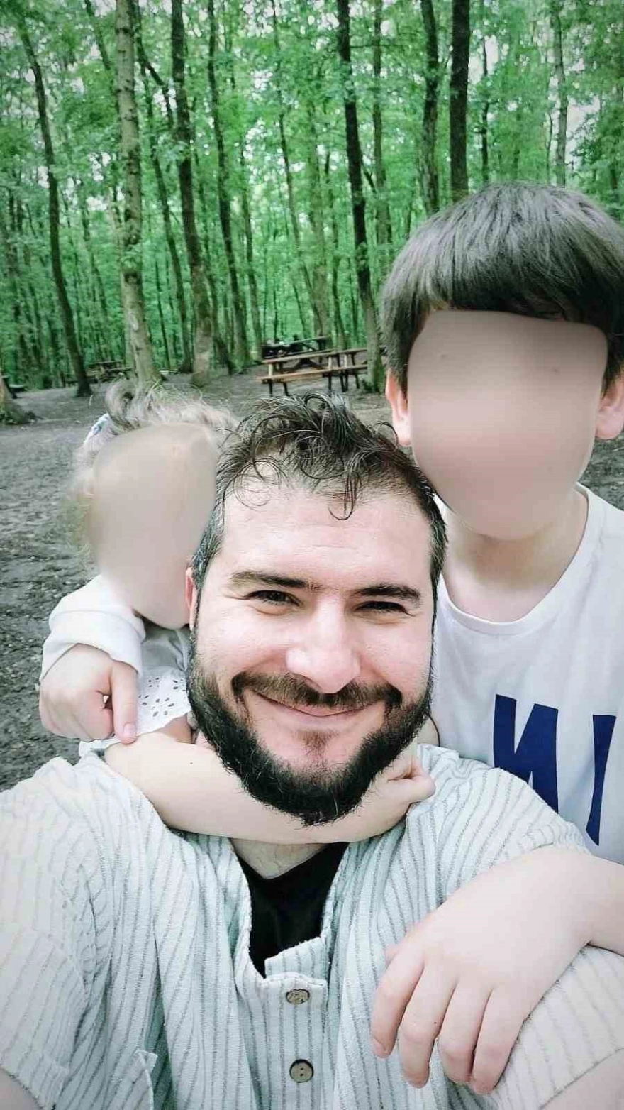 Kızını döven babayı uyardığı için eşinin önünde bıçaklanarak öldürüldü.