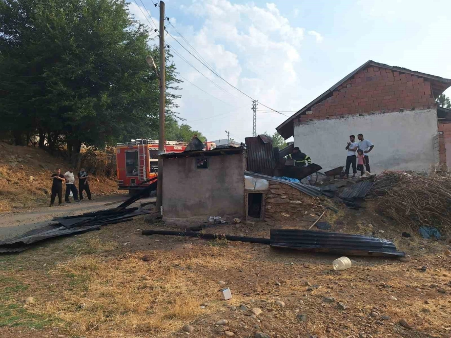 Bingöl'de odunluk yangını eve sıçramadan kontrol altına alındı