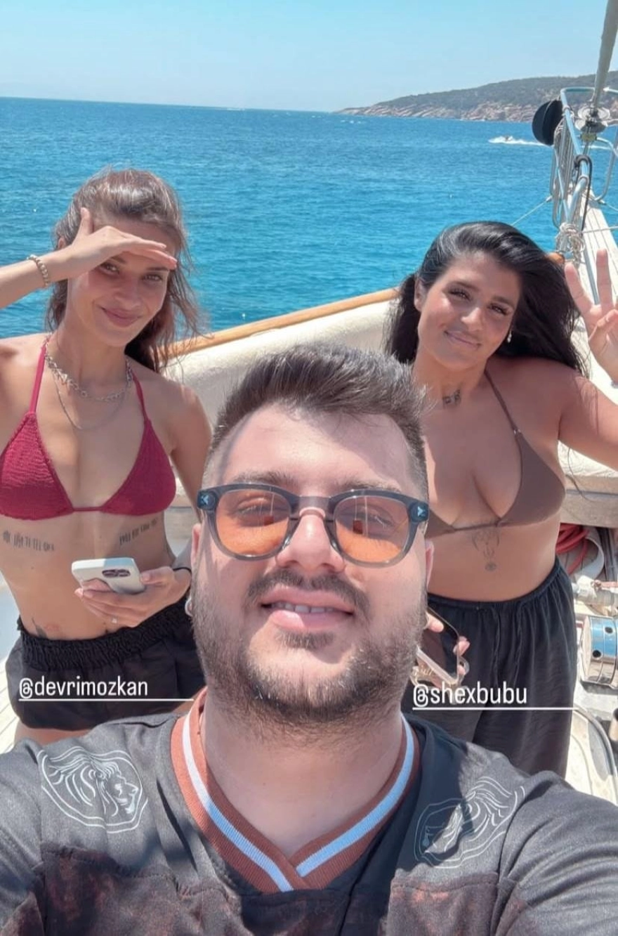 Devrim Özkan'ın tatilde her gün yeni bir deneyim yaşadığı bildirildi.