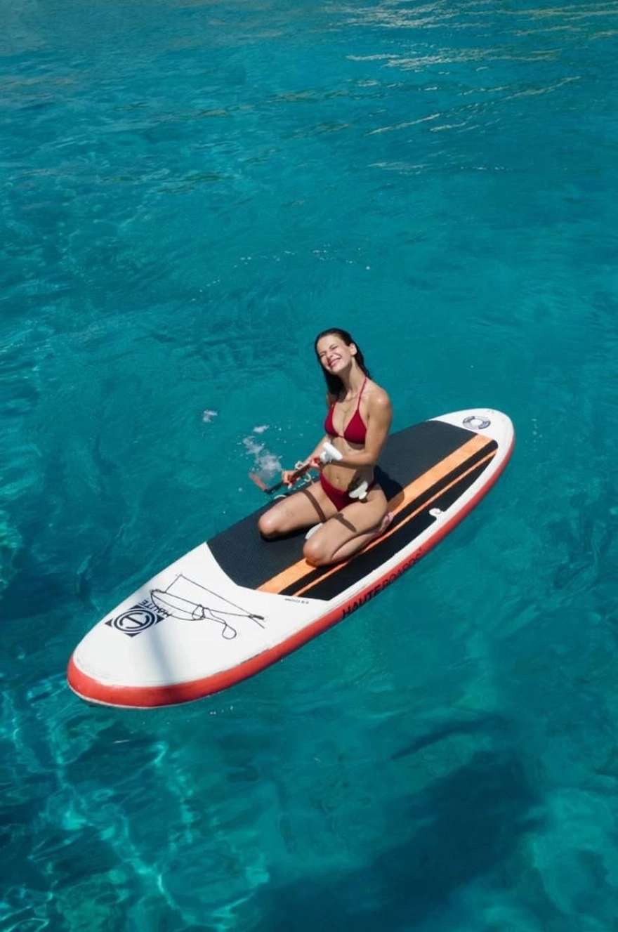 Devrim Özkan'ın tatilde her gün yeni bir deneyim yaşadığı bildirildi.