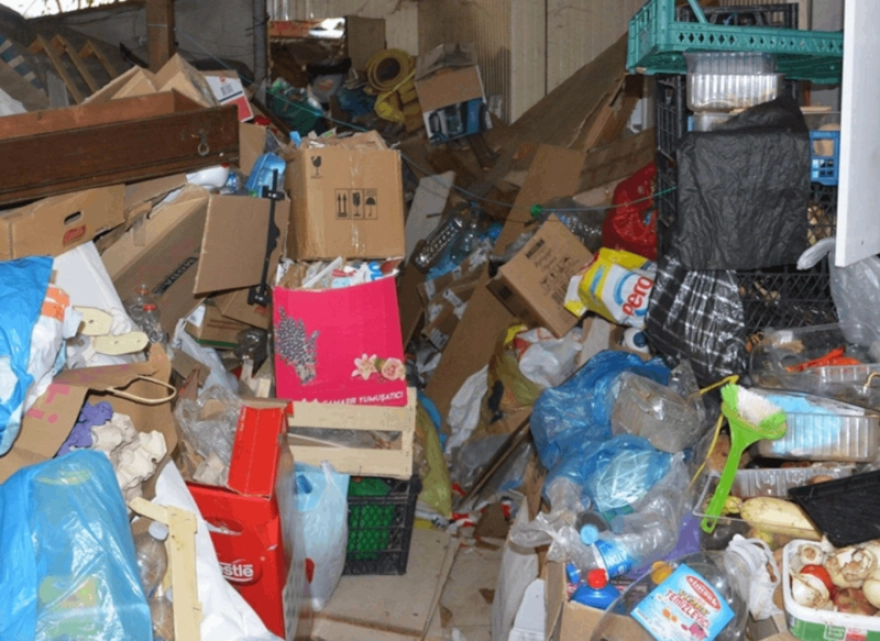 9 defa temizlenen çöp evden 7 römork çöp çıkarıldı