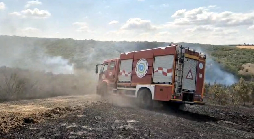 Tekirdağ'da yeniden alevlenen yangına müdahale sürüyor