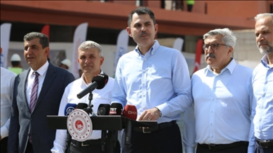 Bakan Kurum, hak sahipliği çalışmaları tamamlanan Bilecik ve İzmir'de bu ay içinde temellerin atılacağını duyurdu.