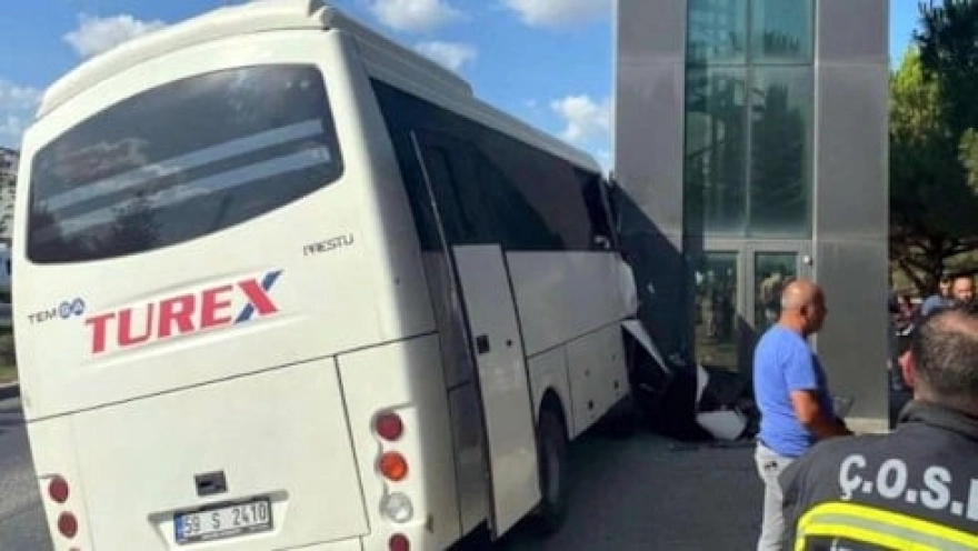 Tekirdağ'da servis midibüsü tabela direğine çarparak 19 kişiyi yaraladı