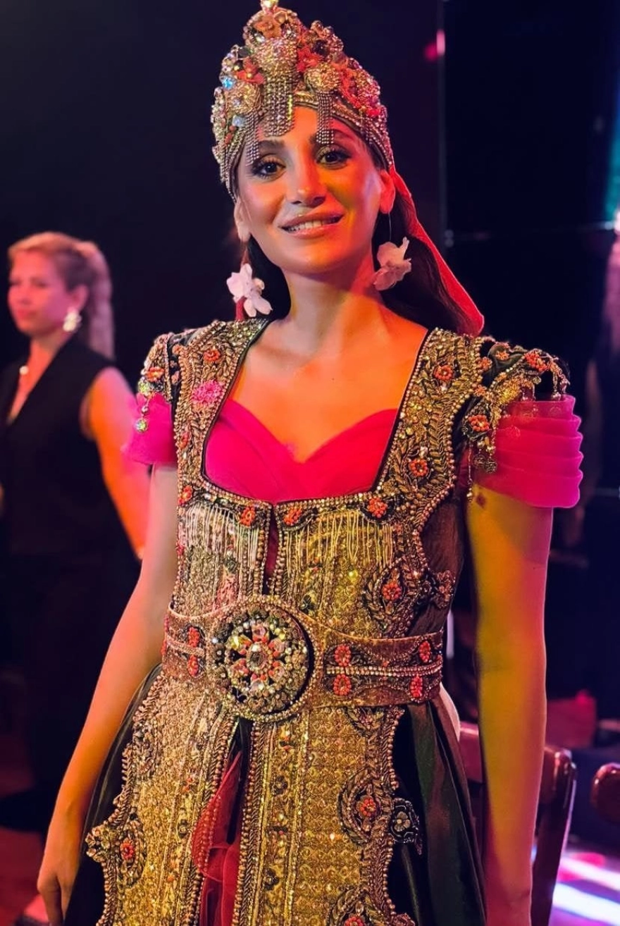 Kamuran Akkor'un torunuyla evlenecek olan Sitare Akbaş kına gecesi düzenledi