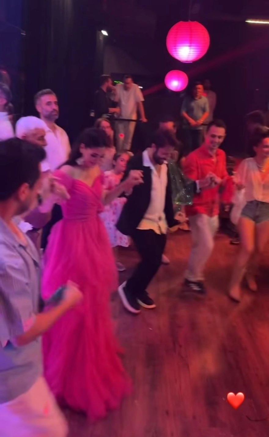 Kamuran Akkor'un torunuyla evlenecek olan Sitare Akbaş kına gecesi düzenledi