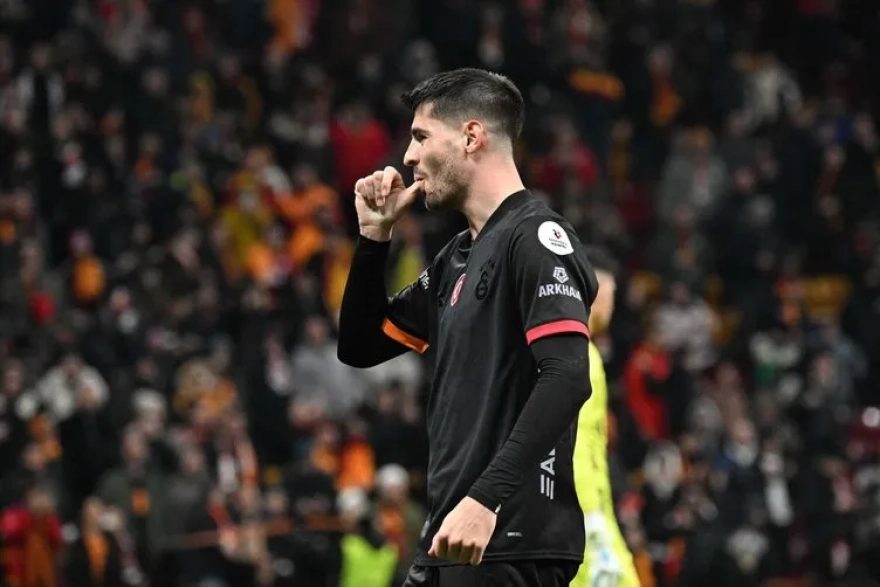 Galatasaray'ın, ayrılmak isteyen oyuncusu için yapılan teklifi yetersiz bulması ve istediği bonservis bedeli ortaya çıktı.