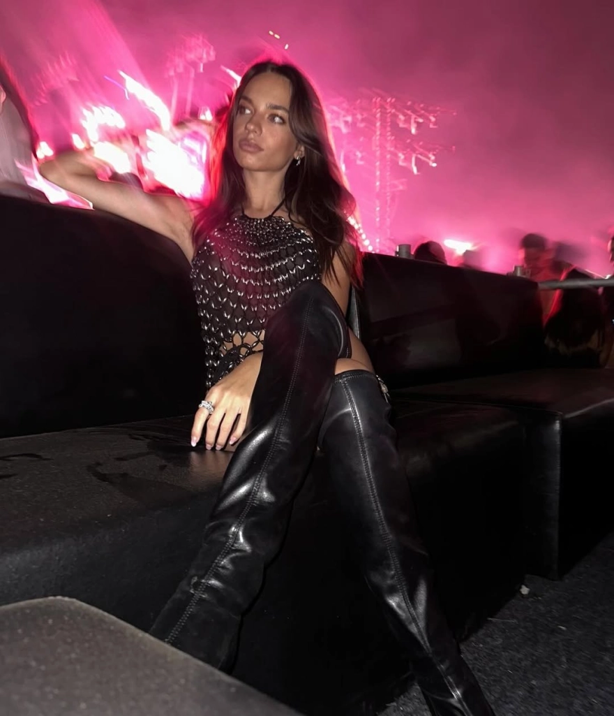 Eylül Tumbar'ın Jennifer Lopez konserindeki kıyafeti gündem oldu