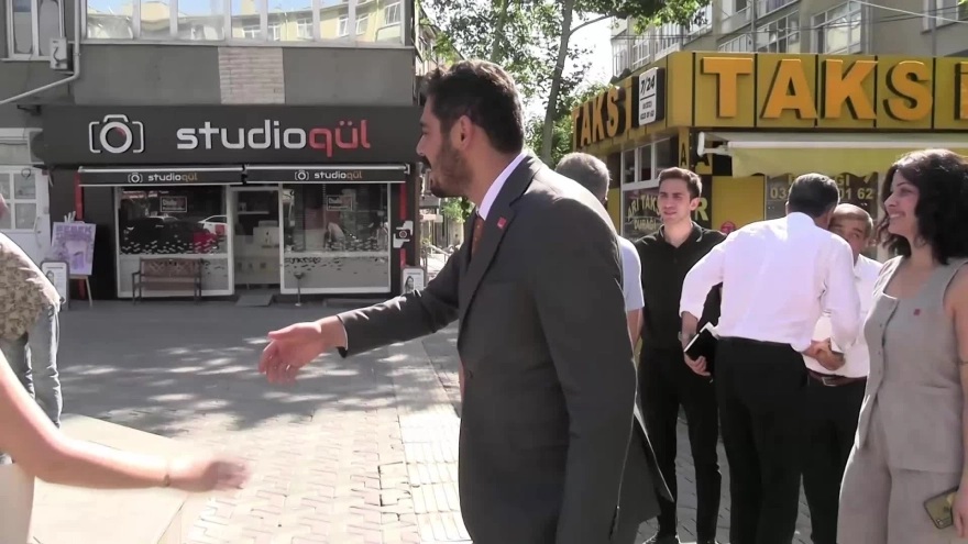 CHP milletvekilleri ve Parti Meclisi üyeleri Ankara'nın Polatlı ilçesinde vatandaşlarla buluştu; bir pazarcı, torunlarına mahcup olmamak için çalışmak zorunda kaldığını söyledi