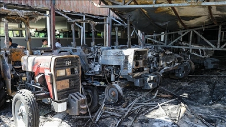 Diyarbakır'da 3 iş yeri ve 19 traktör yangında kullanılamaz hale geldi