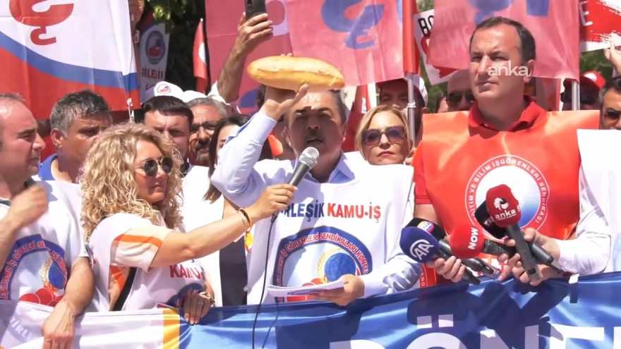 Birleşik Kamu-İş Konfederasyonu, zam teklifini Anıtpark'tan Çalışma Bakanlığı'na yürüyerek protesto etti ve 