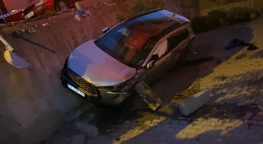 İstanbul'da bir otomobil apartman bahçesine devrildi, kazada 1 kişi yaralandı