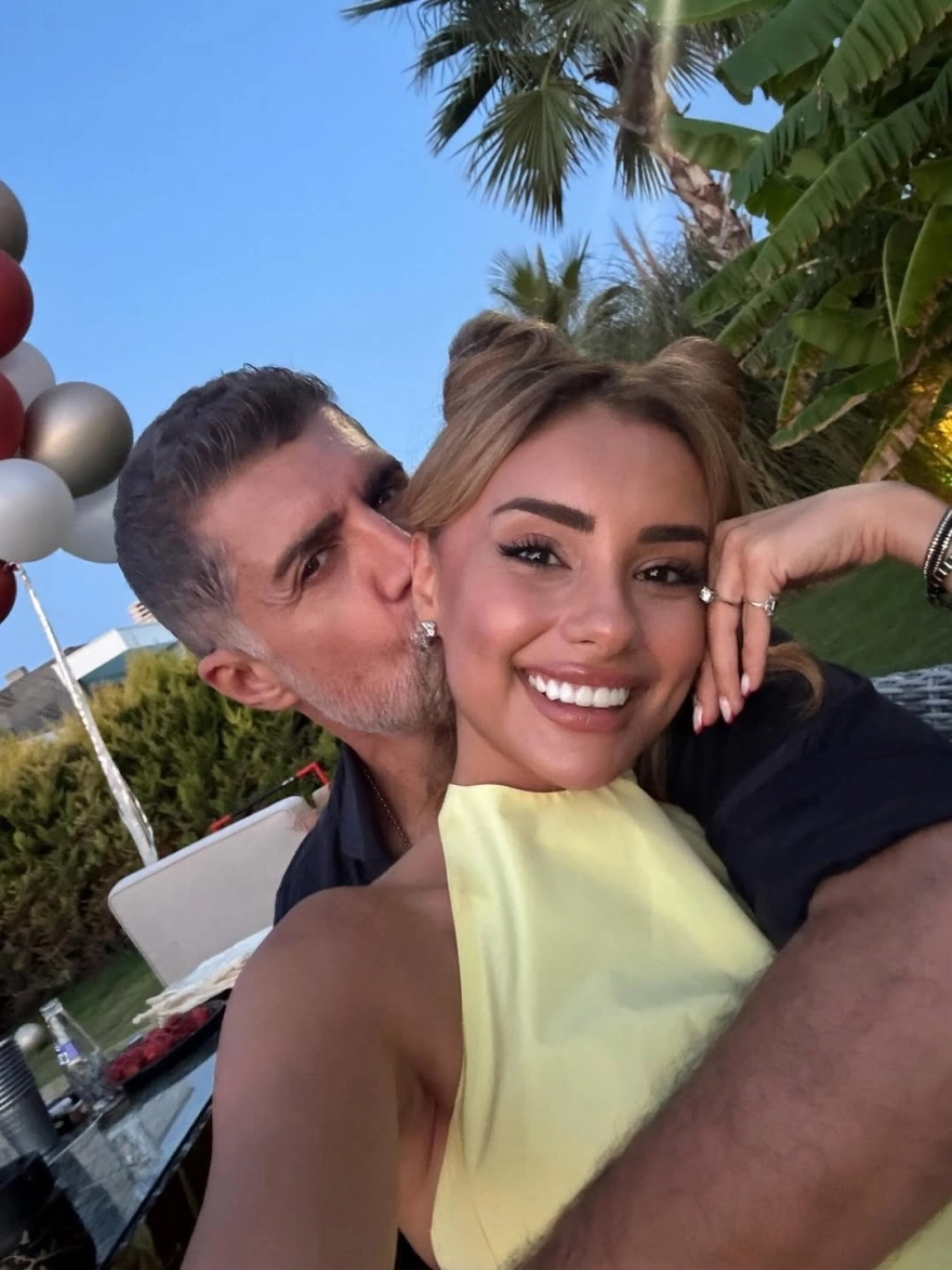 Özcan Deniz, eşi Samar Dadgar için doğum günü partisi düzenledi.