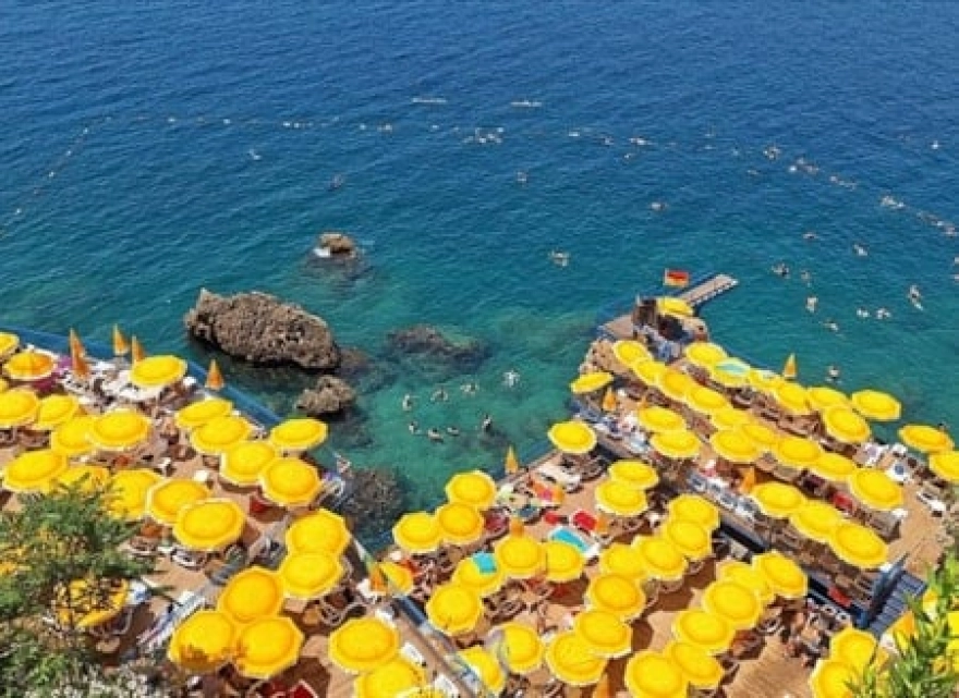 Antalya'nın mavi bayraklı falez plajları 200 binden fazla ziyaretçi ağırladı.