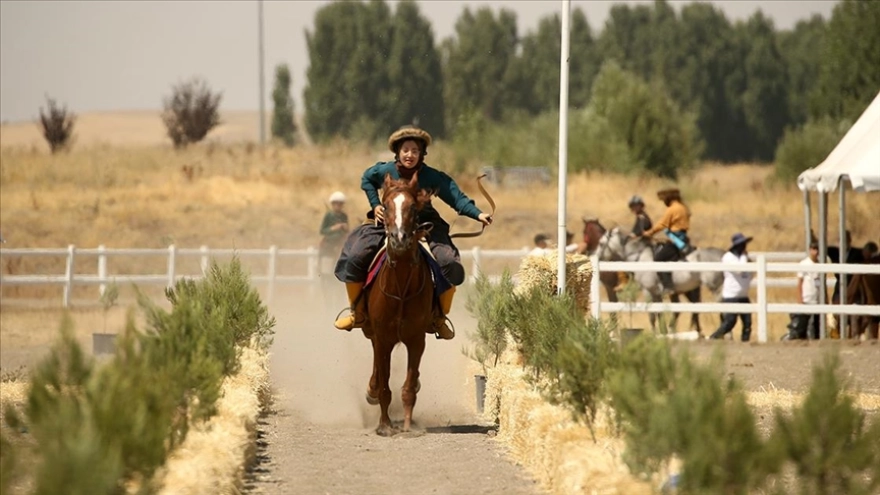 Kadın atlı okçular, atlı okçuluğu geliştirerek atalarının izinden gidiyor.