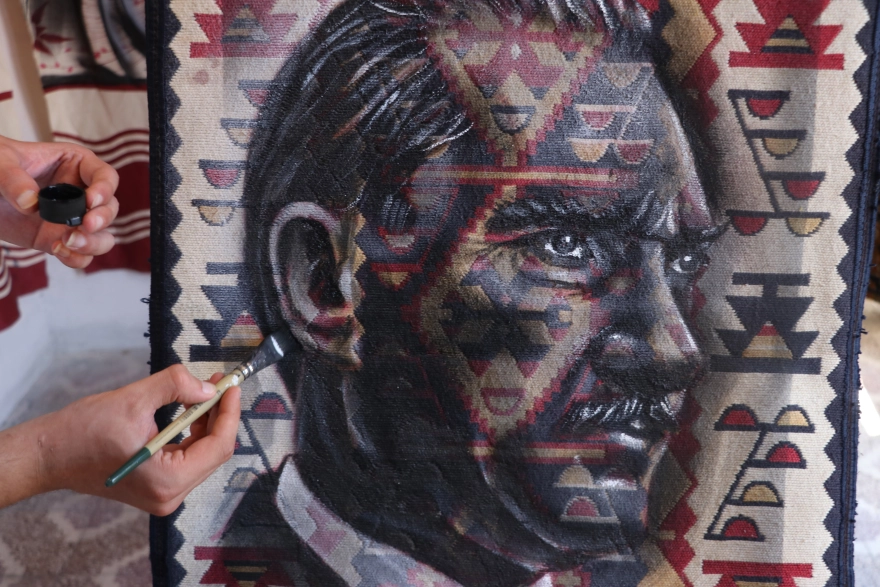 Genç Ressamın Fırçasından Atıl Halı ve Perdeler Yeniden Hayat Buluyor