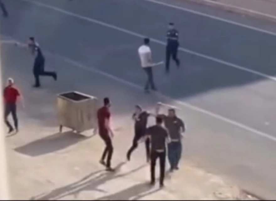 Mardin'in Kızıltepe ilçesinde boşanma nedeniyle çıkan kavga kameraya yansıdı