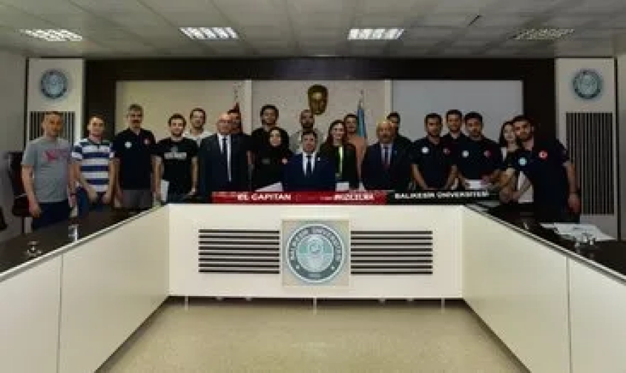 Rektör Prof. Dr. Yücel Oğurlu, TEKNOFEST finalistlerine teşekkür etti.