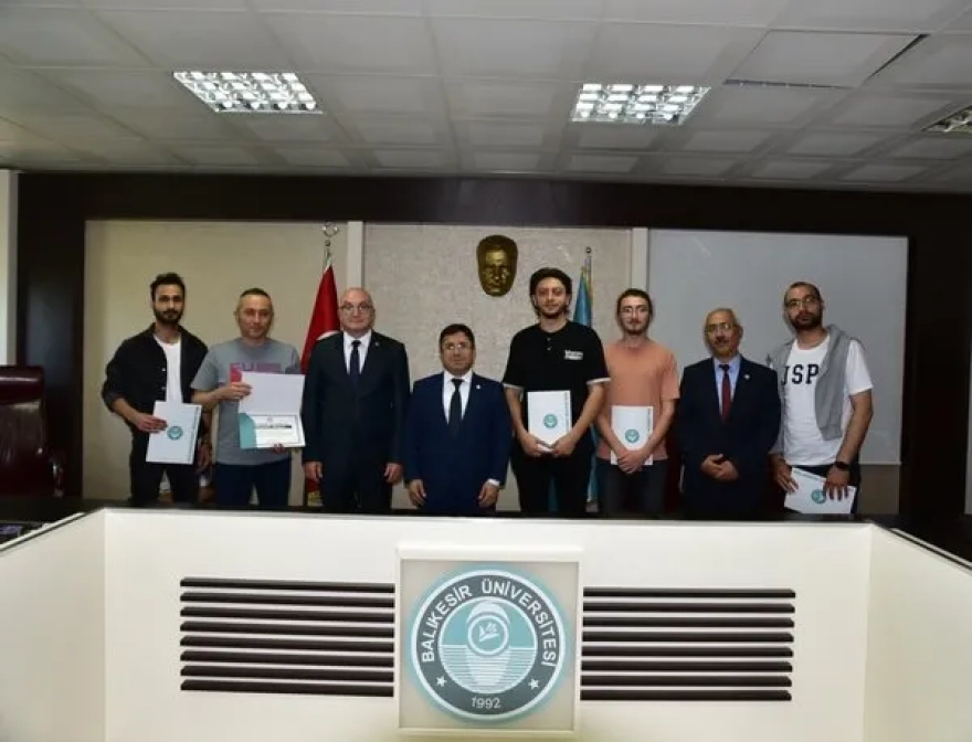 Rektör Prof. Dr. Yücel Oğurlu, TEKNOFEST finalistlerine teşekkür etti.