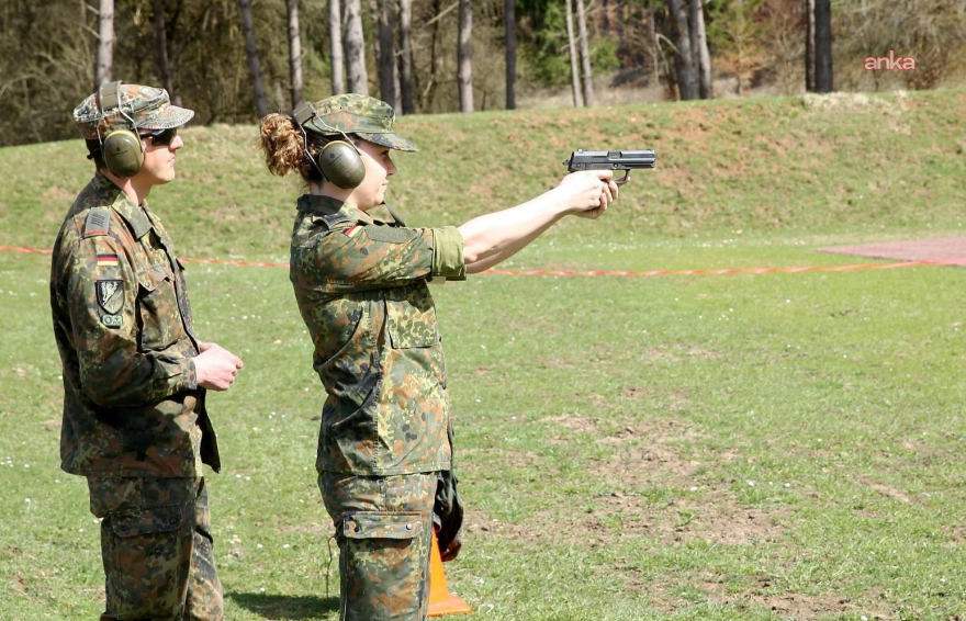 Almanya'da askerlik hizmetinde köklü değişiklikler öngören yasa tasarısı gündeme geldi.
