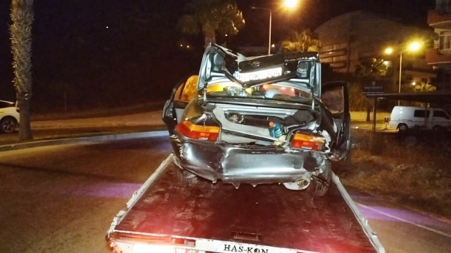 Antalya'da otomobile çarpan hafif ticari araç kanala devrildi, 3 kişi yaralandı.