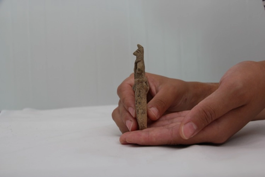 İzmir Ulucak Höyüğü'nde 8 bin yıllık kil figürü keşfedildi