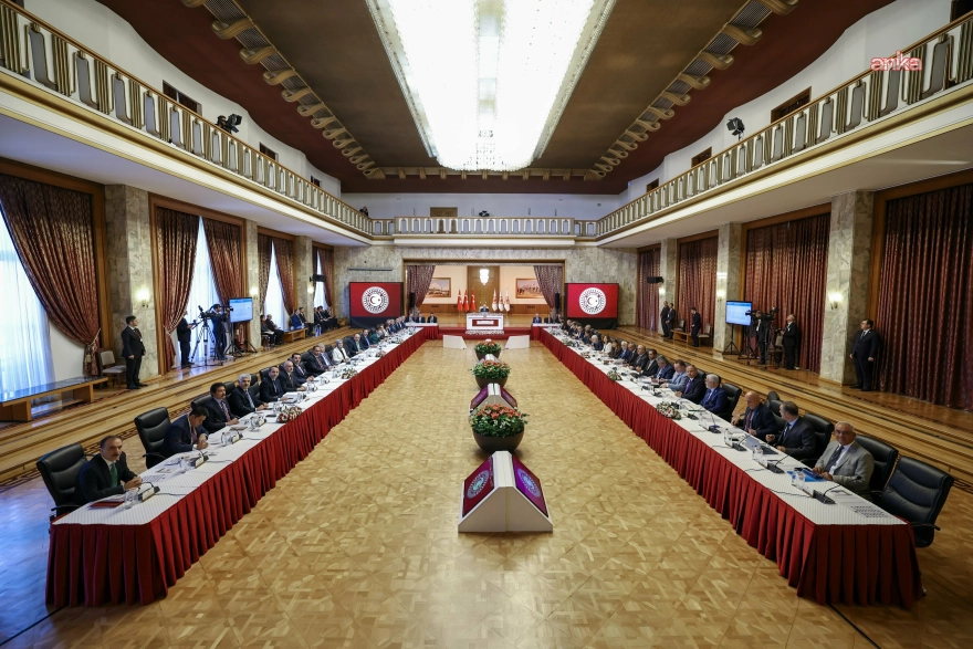 TBMM Milli Dayanışma, Kardeşlik ve Demokrasi Komisyonu'nda Türkiye Barolar Birliği (TBB) Başkanı Erinç Sağkan, yürürlükteki anayasaya saygı gösterilmedikçe hiçbir sorunun çözülemeyeceğini vurguladı.