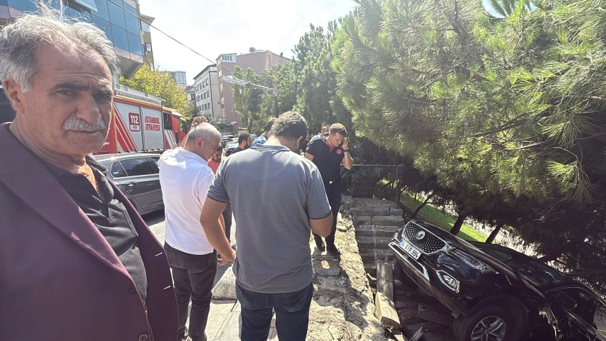 İstanbul'un merkezinde bir sürücünün otoparktan çıkarken kontrolü kaybetmesiyle zincirleme kaza meydana geldi.