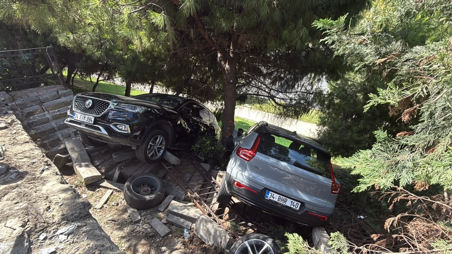 İstanbul'un merkezinde bir sürücünün otoparktan çıkarken kontrolü kaybetmesiyle zincirleme kaza meydana geldi.