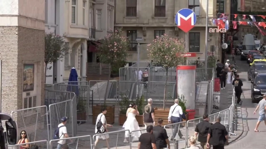 İstanbul Valiliği, polis ekiplerinin arama faaliyetlerini daha sağlıklı yürütebilmesi için Şişhane metro istasyonunun iki çıkışının kapatılacağını, diğer çıkışların ise hizmet vermeye devam edeceğini bildirdi.