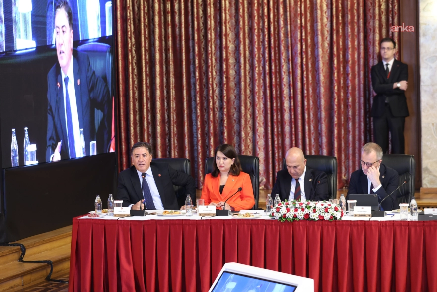 Milli Dayanışma Kardeşlik ve Demokrasi Komisyonu toplantısında Gökçe Gökçen, kadın baro başkanlarının da olması ve fikirlerini beyan etmesi gerektiğini ifade etti.