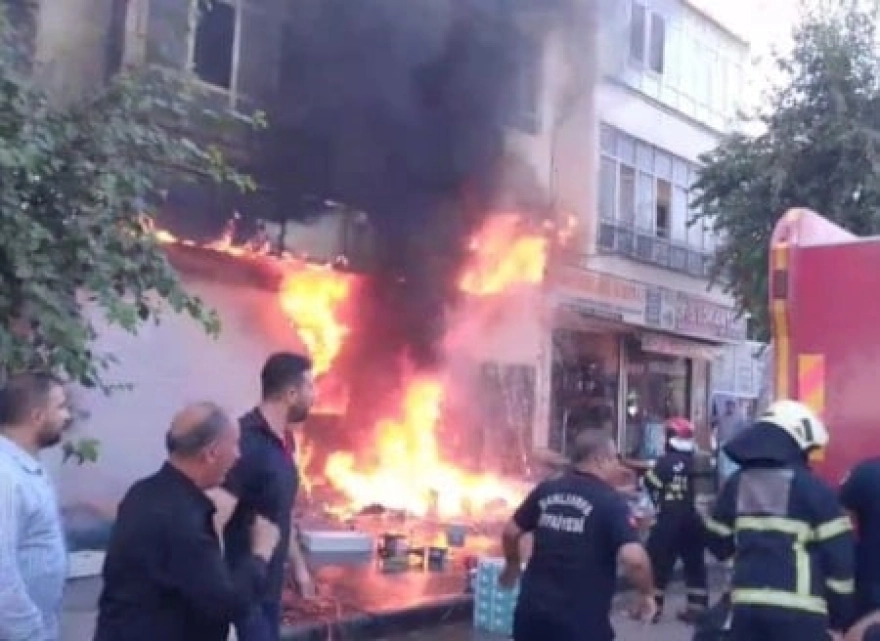 Şanlıurfa'da çıkan yangın bir iş yerini kül etti