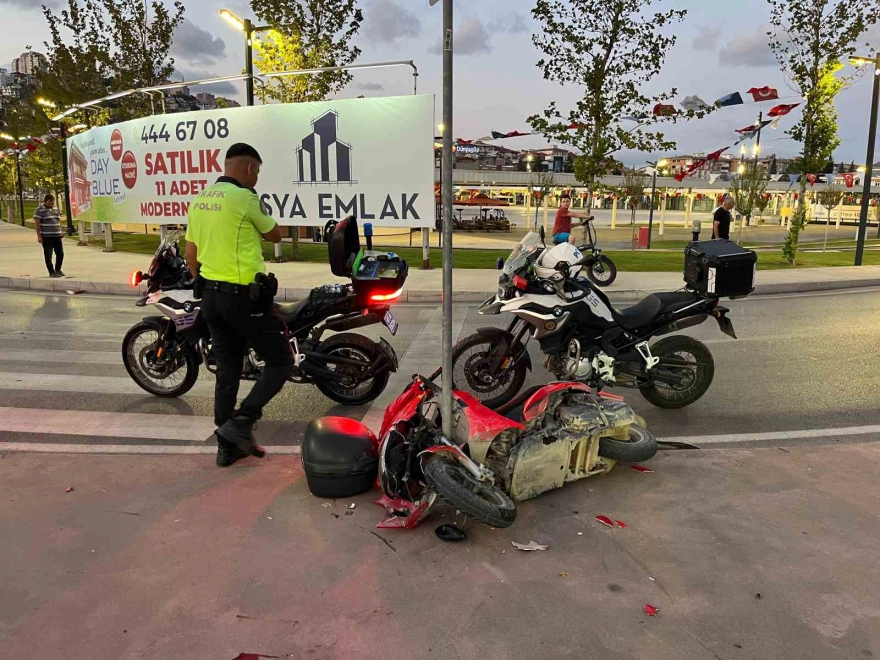 Kocaeli'nin İzmit ilçesinde motosikletin trafik levhasına çarpmasıyla meydana gelen kazada 1'i ağır olmak üzere 2 kişi yaralandı.