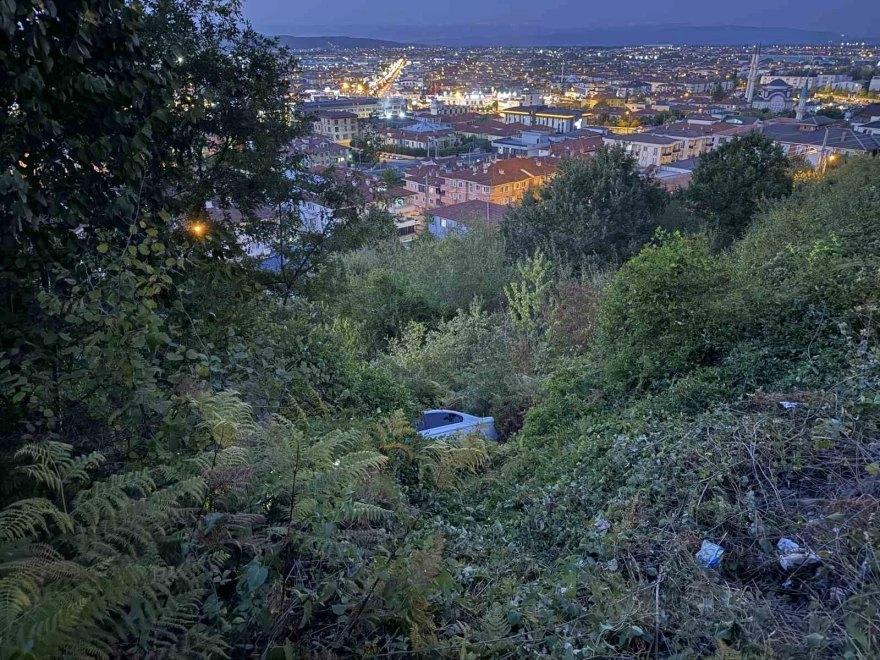 Kontrolden çıkan otomobil şarampole devrildi, sürücü kazayı yara almadan atlattı.