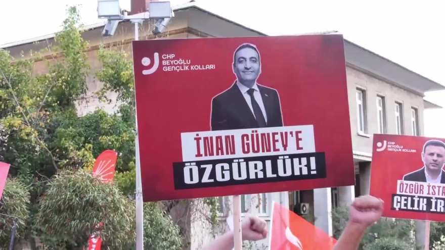 CHP'nin Beyoğlu mitingine katılan vatandaşlar, tutuklu belediye başkanlarına destek vererek iktidarın ekonomi yönetimine ve yüksek maliyetlere tepki gösterdi.