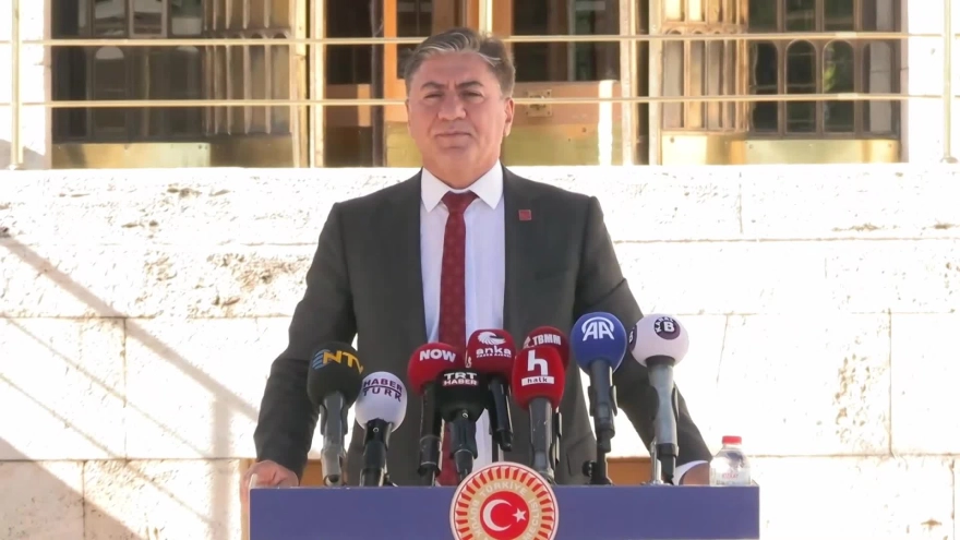 CHP Grup Başkanvekili Murat Emir, Milli Dayanışma, Kardeşlik ve Demokrasi Komisyonu'nun somut adımlar atmasını bekliyorsa, ilk olarak güven artırıcı önlemlerin alınması gerektiğini belirtti.