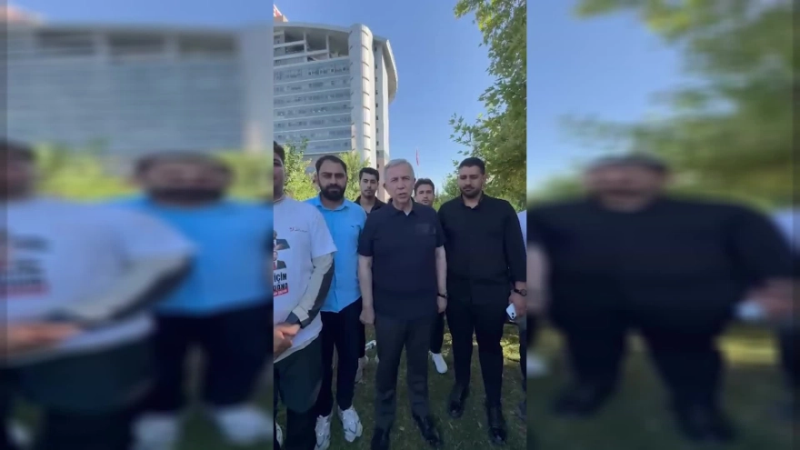 Adana'dan Silivri'ye yürüyen CHP'li dokuz genç, Ankara Büyükşehir Belediye Başkanı Mansur Yavaş'ı ziyaret etti. Yavaş, adaletsiz uygulamalara karşı halkın cevabının sandıkta verileceğini söyledi.