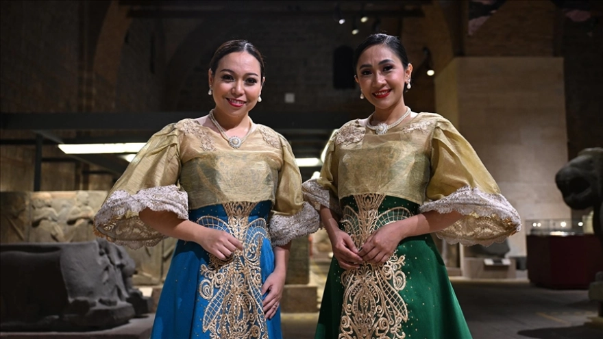 Filipinli soprano ikilisi 