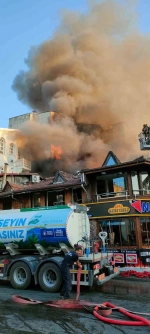 Bursa'nın tarihi semtinde çıkan yangın, iki işyerini küle çevirdi