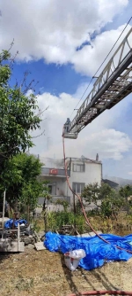 Alevlere teslim olan ev kullanılamaz duruma geldi