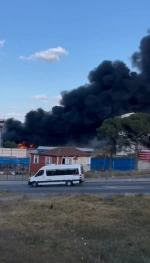 Hurda deposundaki yangın plastik kalıp atölyesini de etkisi altına aldı