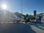 Motosiklet Kazasında Otomobil ve Refüje Çarpan Sürücü Yaralandı