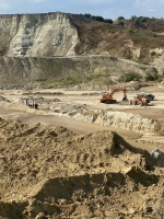 Silivri'de kum ocağında göçük meydana geldi; vinç operatörü göçük altında kaldı.