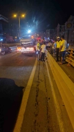 Köprü üzerinde bariyerlere çarpan otomobilde 1 kişi yaralandı