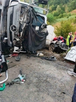 Beton mikseri, karşı yönden gelen otomobilin üzerine devrildi: 1 kişi öldü, 1 kişi yaralandı