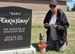 Seyyal Taner, Erkin Koray'ın Toronto'daki Mezarı Başında: Huzurla Uyu